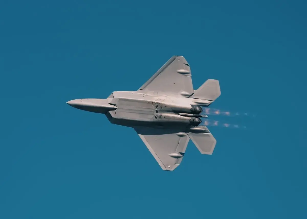 F-22 Raptor at top speed using powerful engines and afterburners.