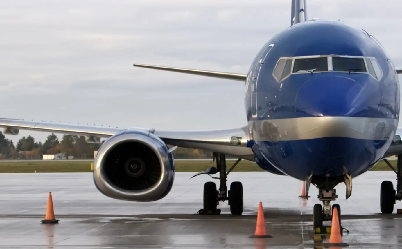 The Boeing 737 has flat engines to give enough ground clearance.