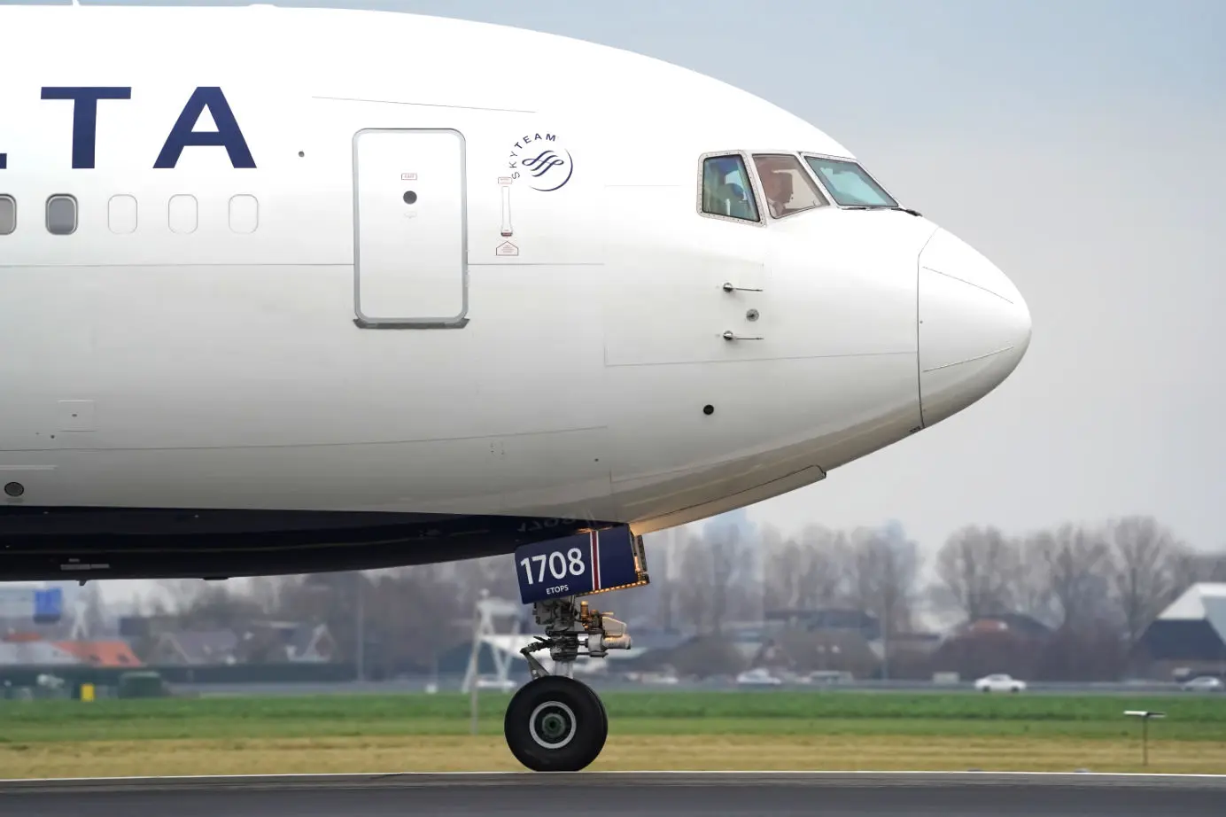 Can an airplane door be opened In flight?