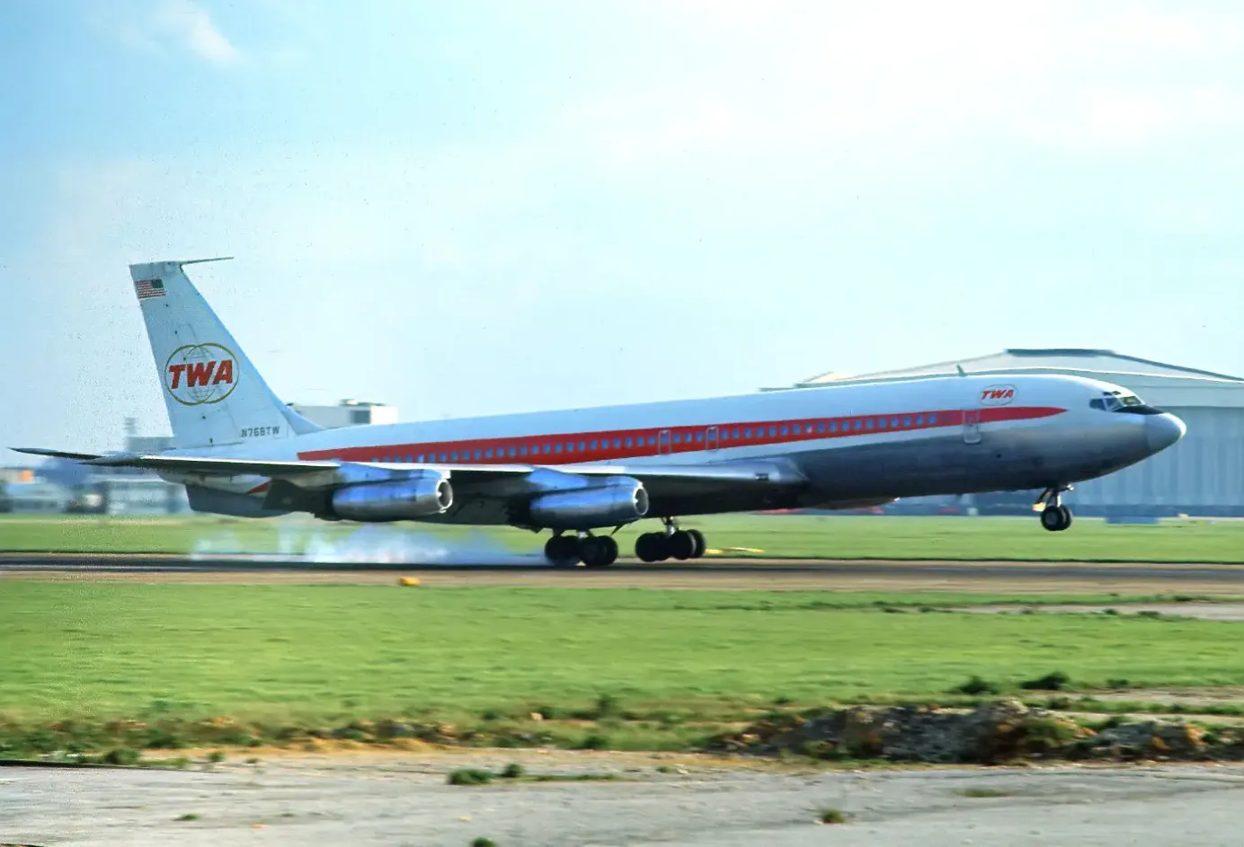 Boeing 707 vs. Douglas DC-8